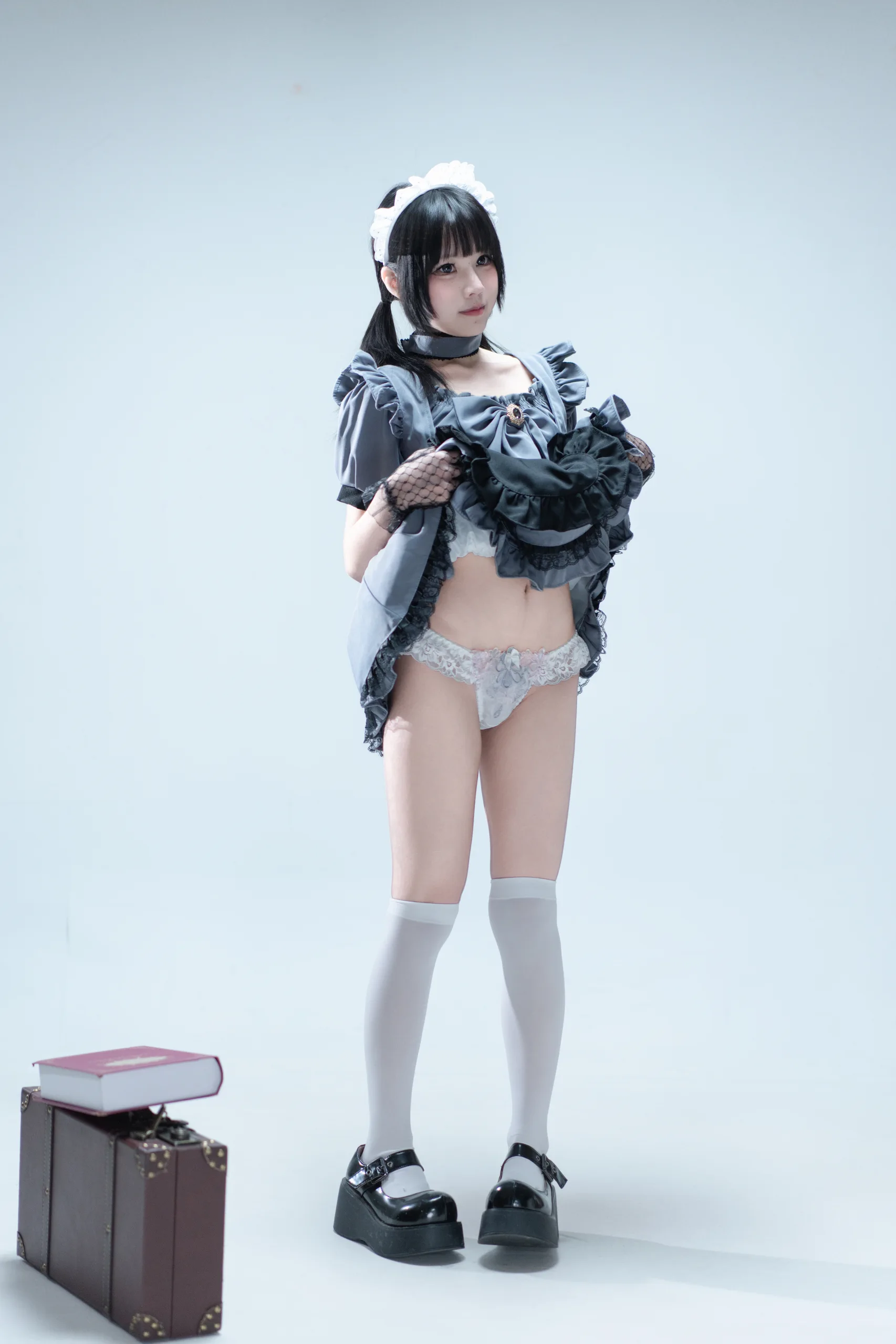 清水凪 手提箱与灰色女仆 - 第24张写真大图