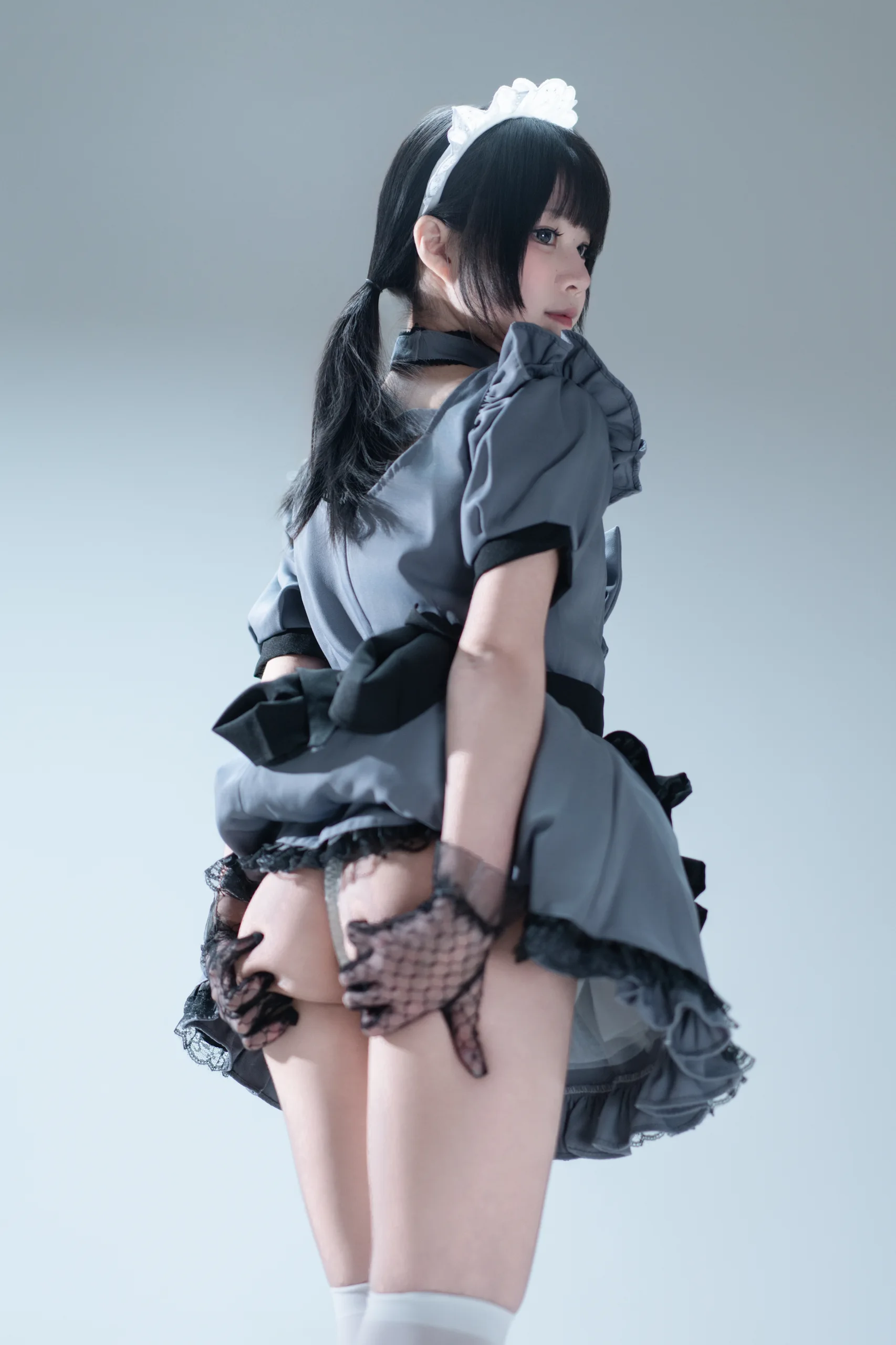 清水凪 手提箱与灰色女仆 - 第27张写真大图