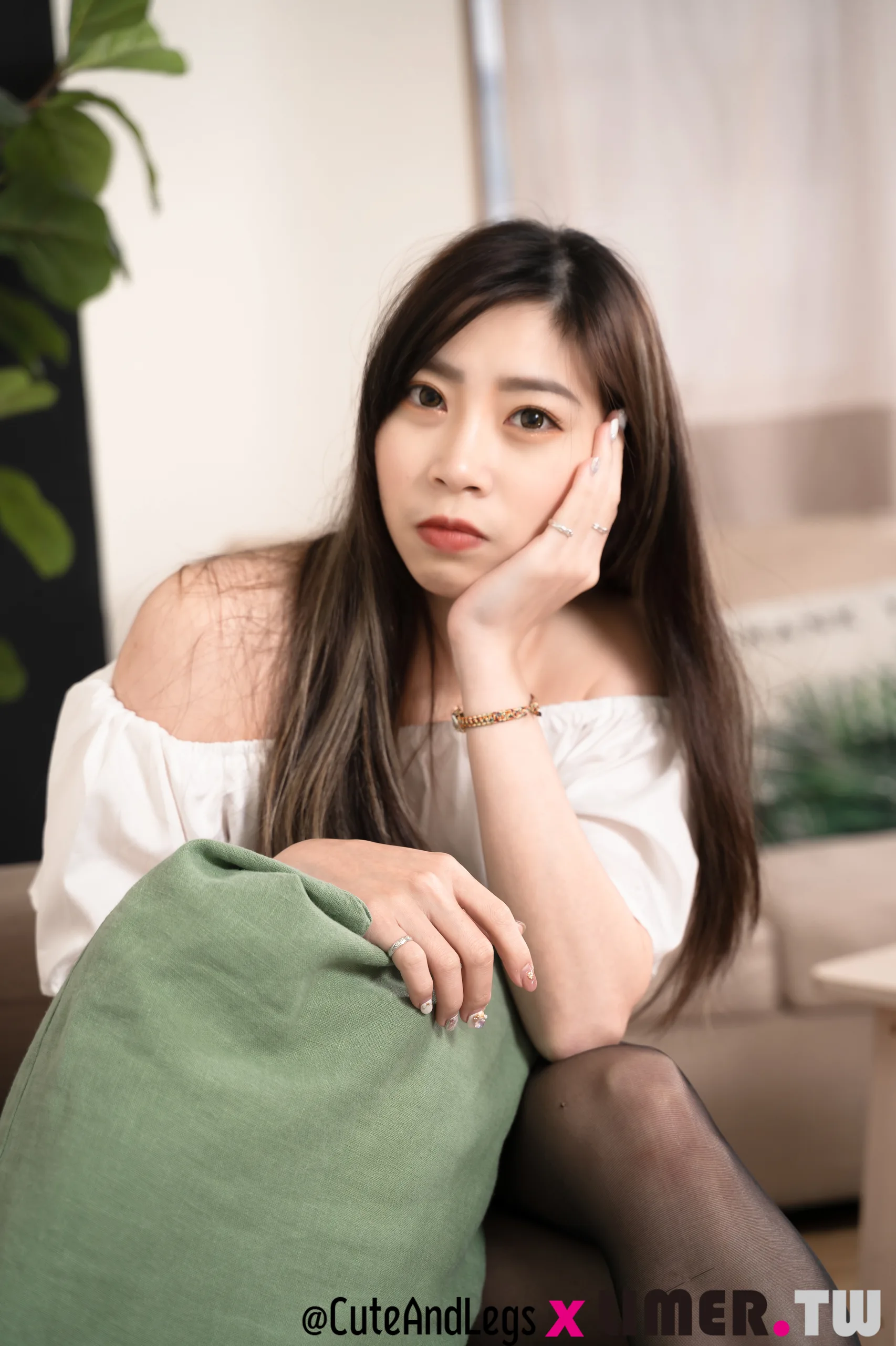 Limerence Quintina 甜心女友的小白鞋黑色丝袜脚 132P1V 2 43GB - 第111张写真大图