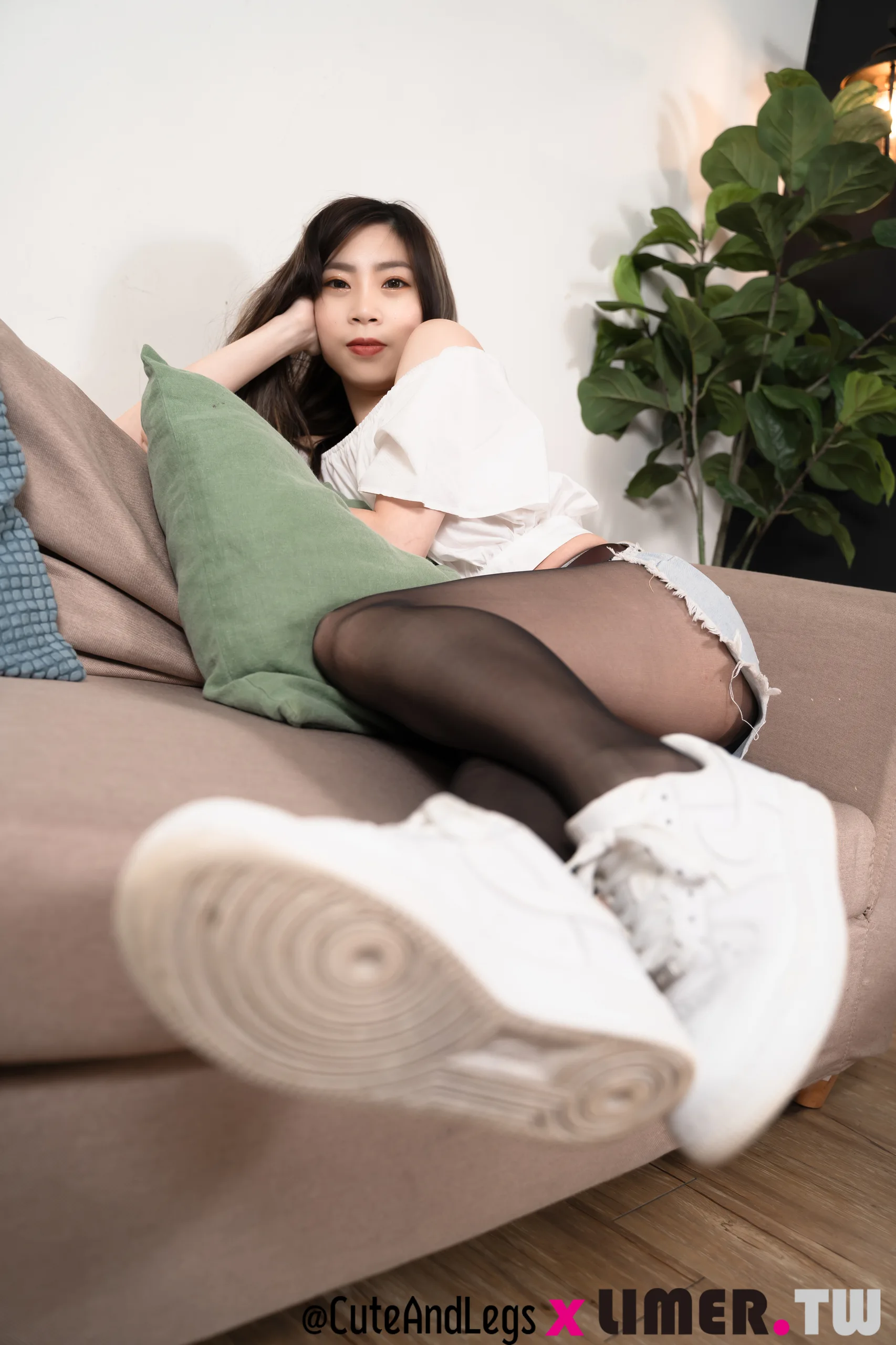 Limerence Quintina 甜心女友的小白鞋黑色丝袜脚 132P1V 2 43GB - 第24张写真大图
